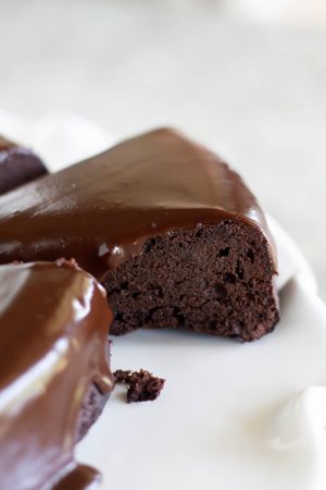 Low-Carb Keto Flourless Chocolate Cake With Ganache