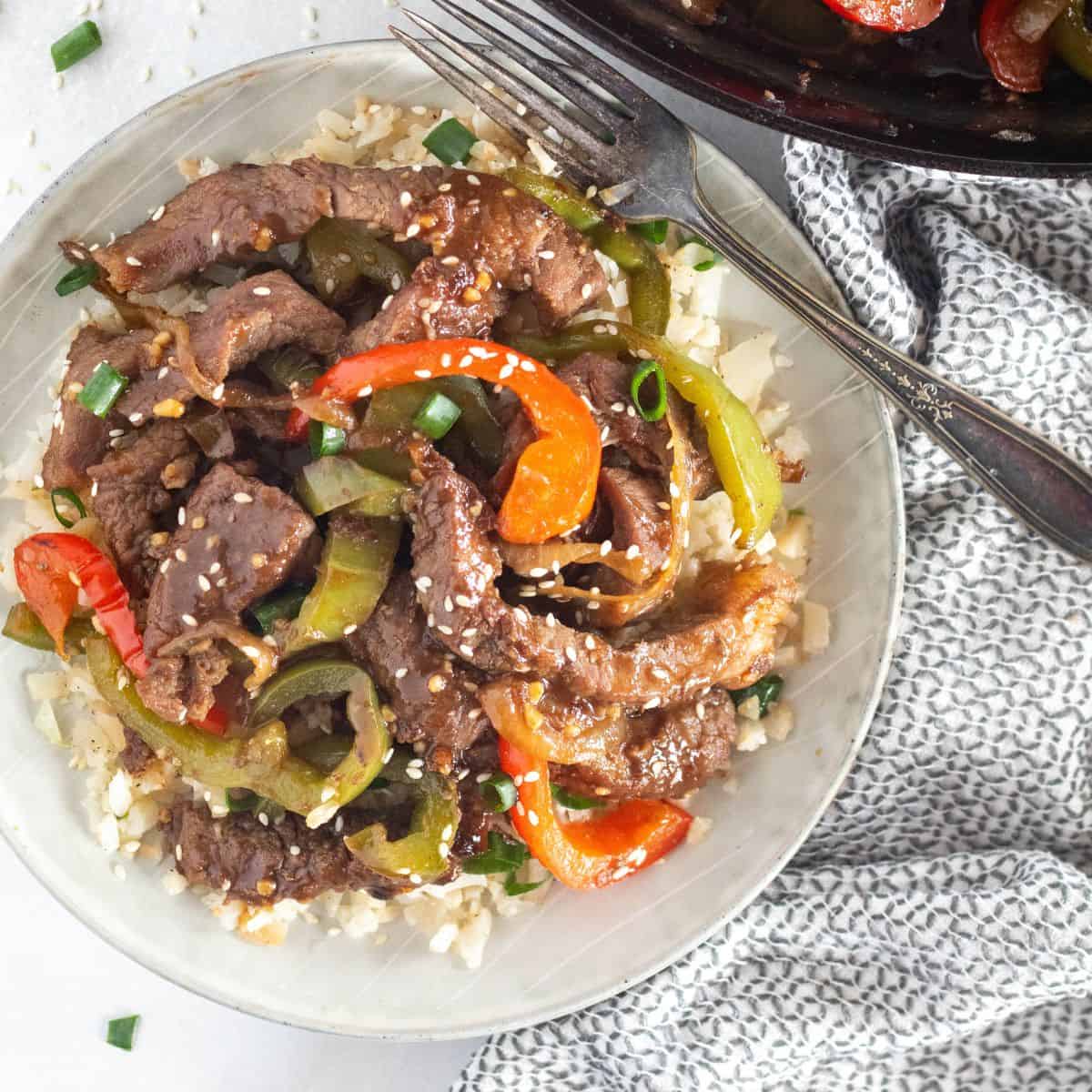 https://cassidyscraveablecreations.com/wp-content/uploads/2023/08/square-image-of-keto-pepper-steak-over-cauliflower-rice.jpeg